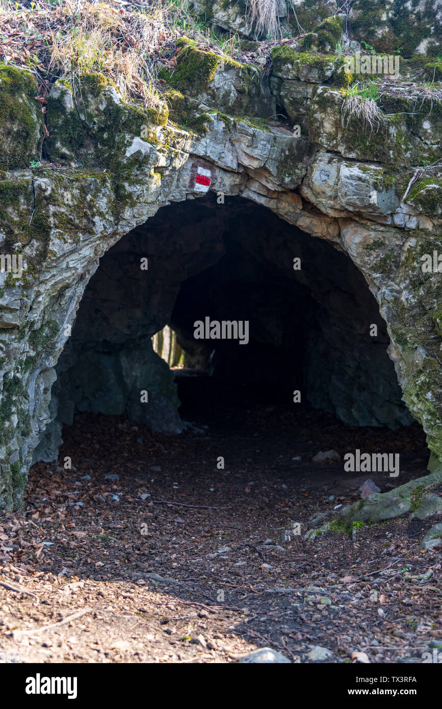 Piccola Grotta con rosso sentiero - Pruchodnice grotta vicino Konice città in Repubblica Ceca durante la primavera Foto Stock