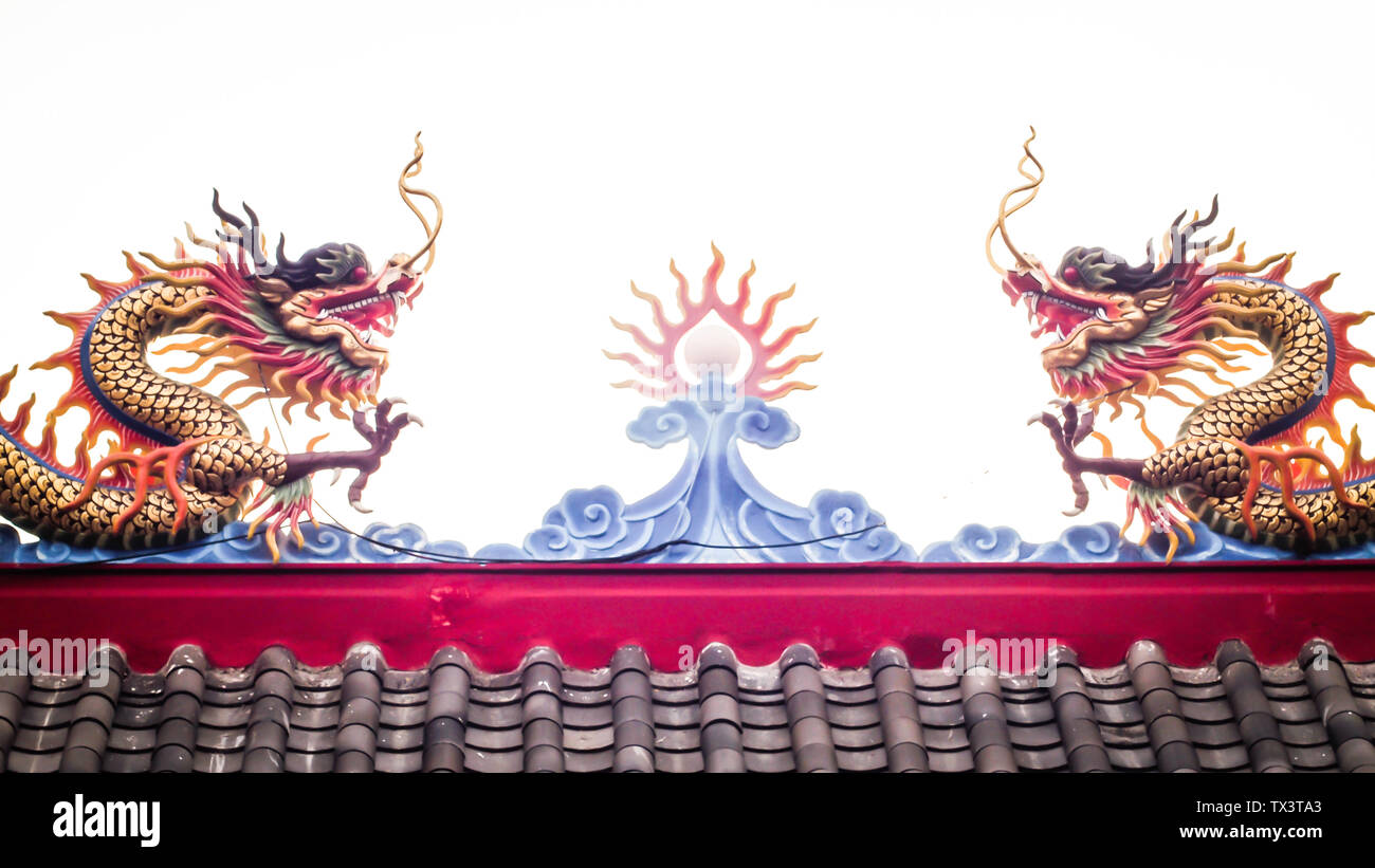 Drago Cinese di Phoenix e gru sul Tempio Taoista tetto di tegole . cina dragon sul tetto del Santuario della porta Foto Stock