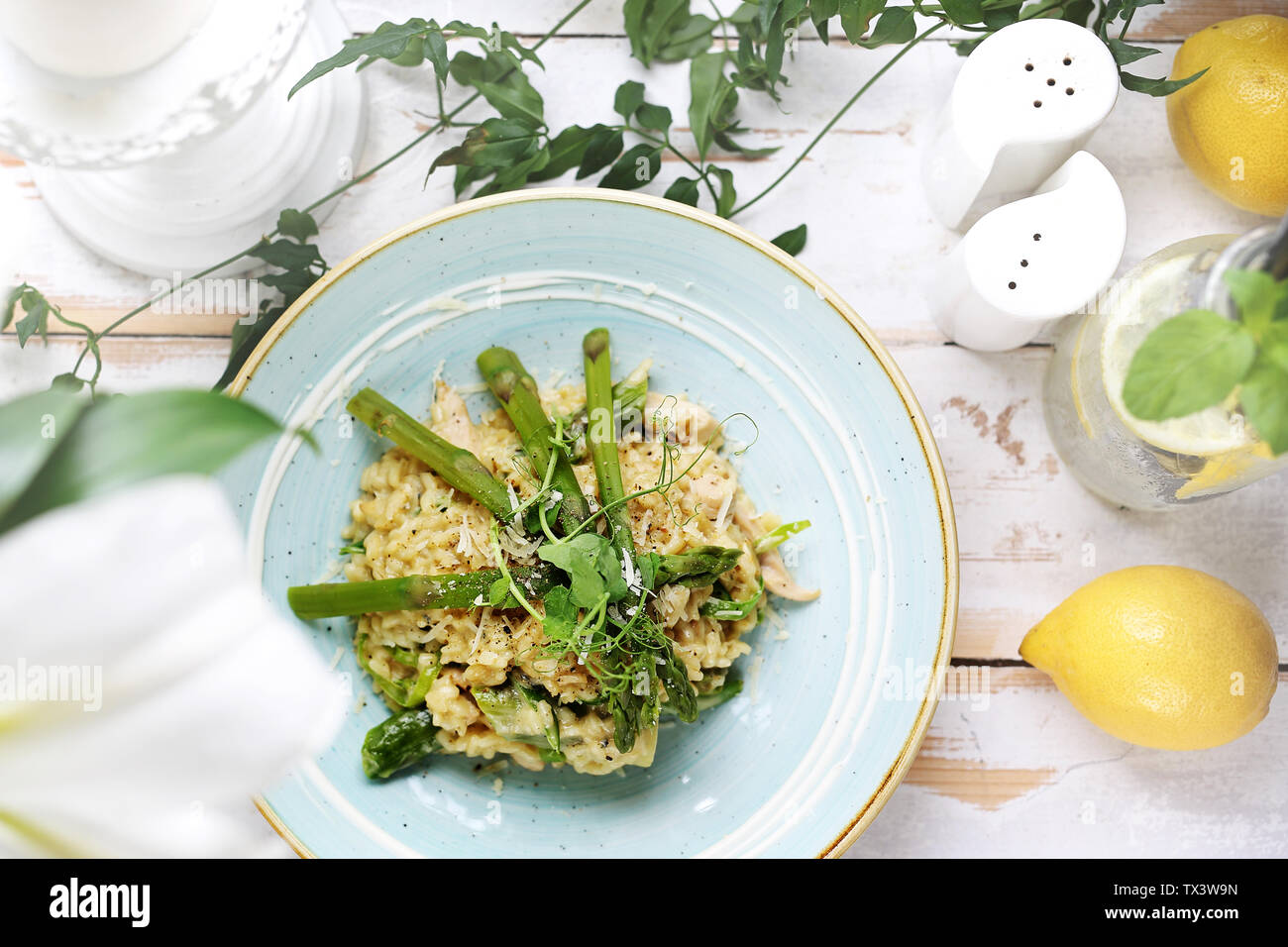 Risotto con asparagi e spinaci. Appetitoso piatto Foto Stock