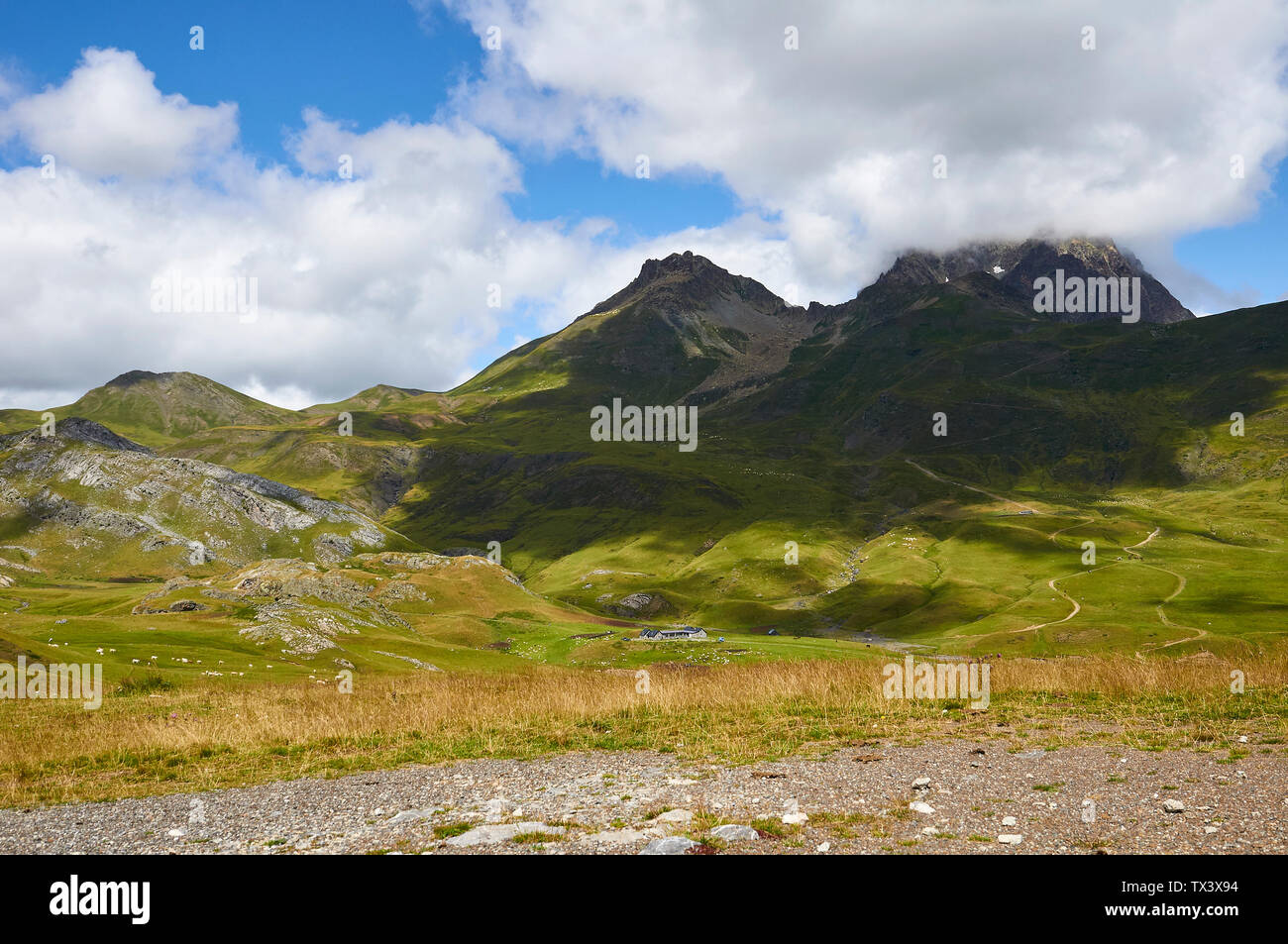 Pascoli di alta montagna e cottage in Cirque d'Anéou con il Col de Peyreget e Midi d'Ossau picco (Col du Pourtalet, Portalet, Laruns, Pirenei,Francia) Foto Stock