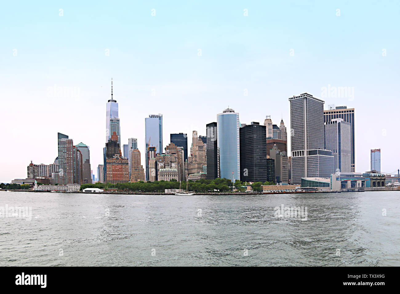 Incredibile vista sullo skyline di New York da Staten Island Ferry con un Osservatorio mondiale che domina la vista, la città di New York, New York, Stati Uniti d'America Foto Stock