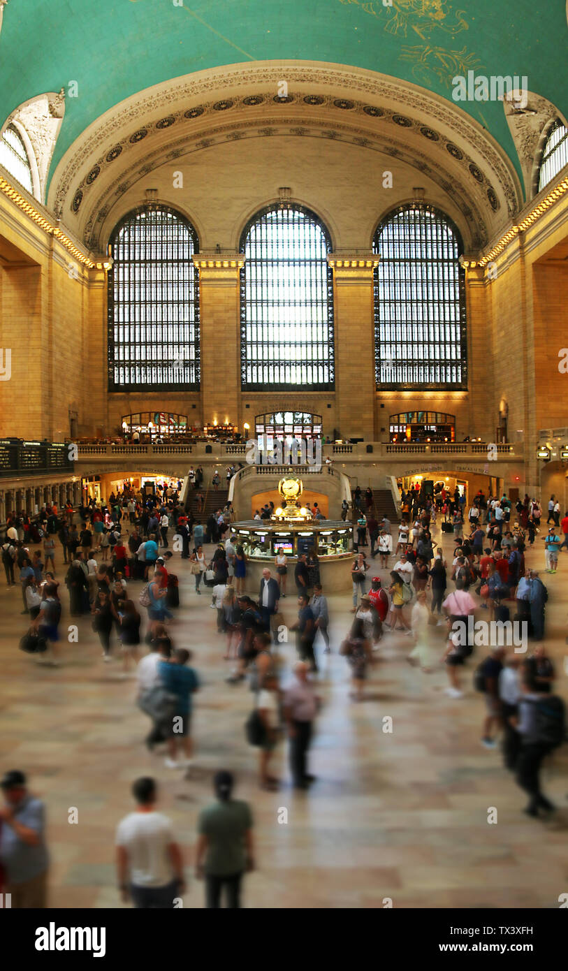 Il trambusto dell'atrio principale della stazione Grand Central, New York New York, Stati Uniti d'America Foto Stock
