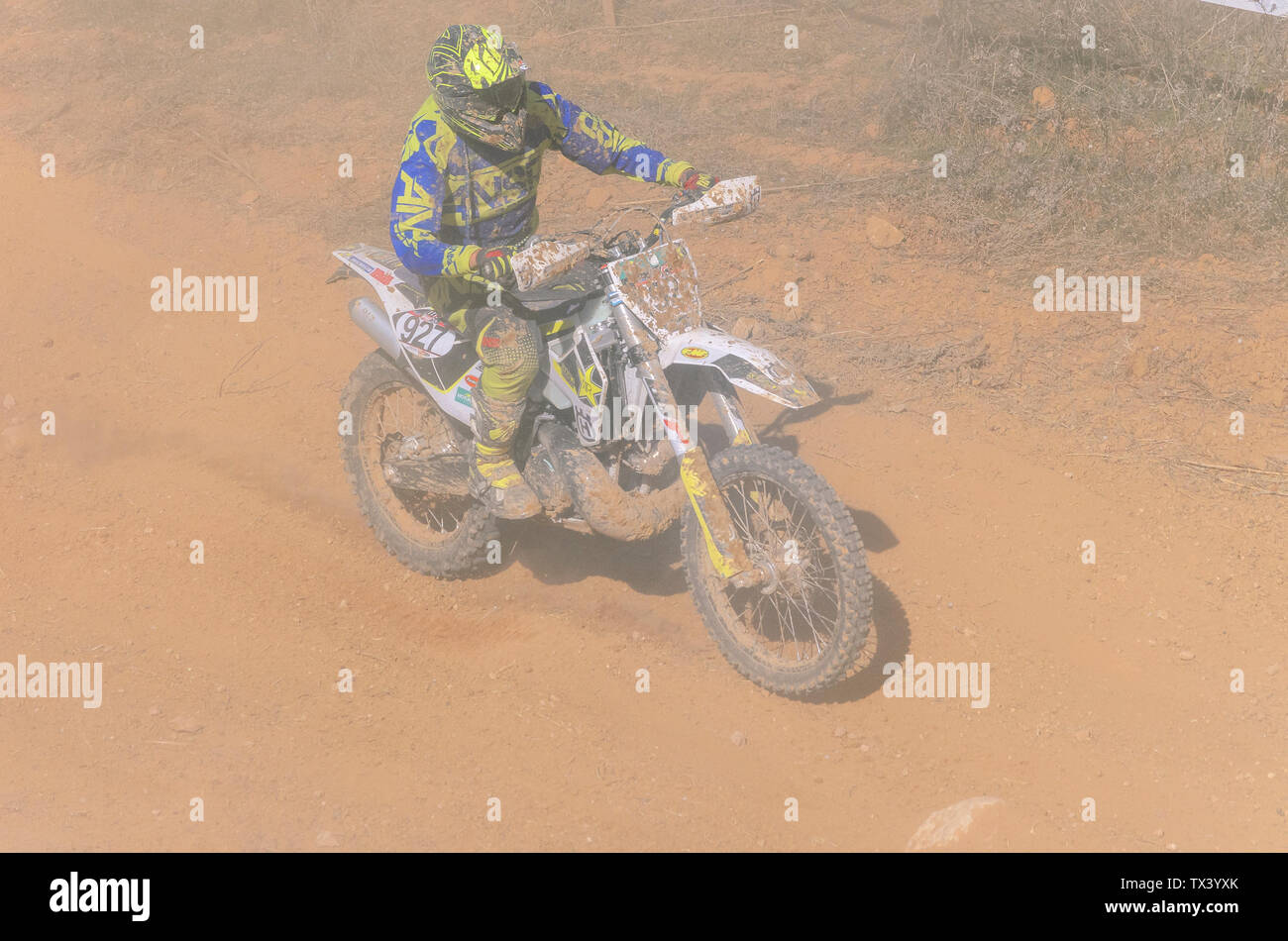 Spagna cross country campionato. Scena polverosi. Motociclista (927 numero), con la sua Husqvarna motociclo durante la gara. Giornata di sole Foto Stock