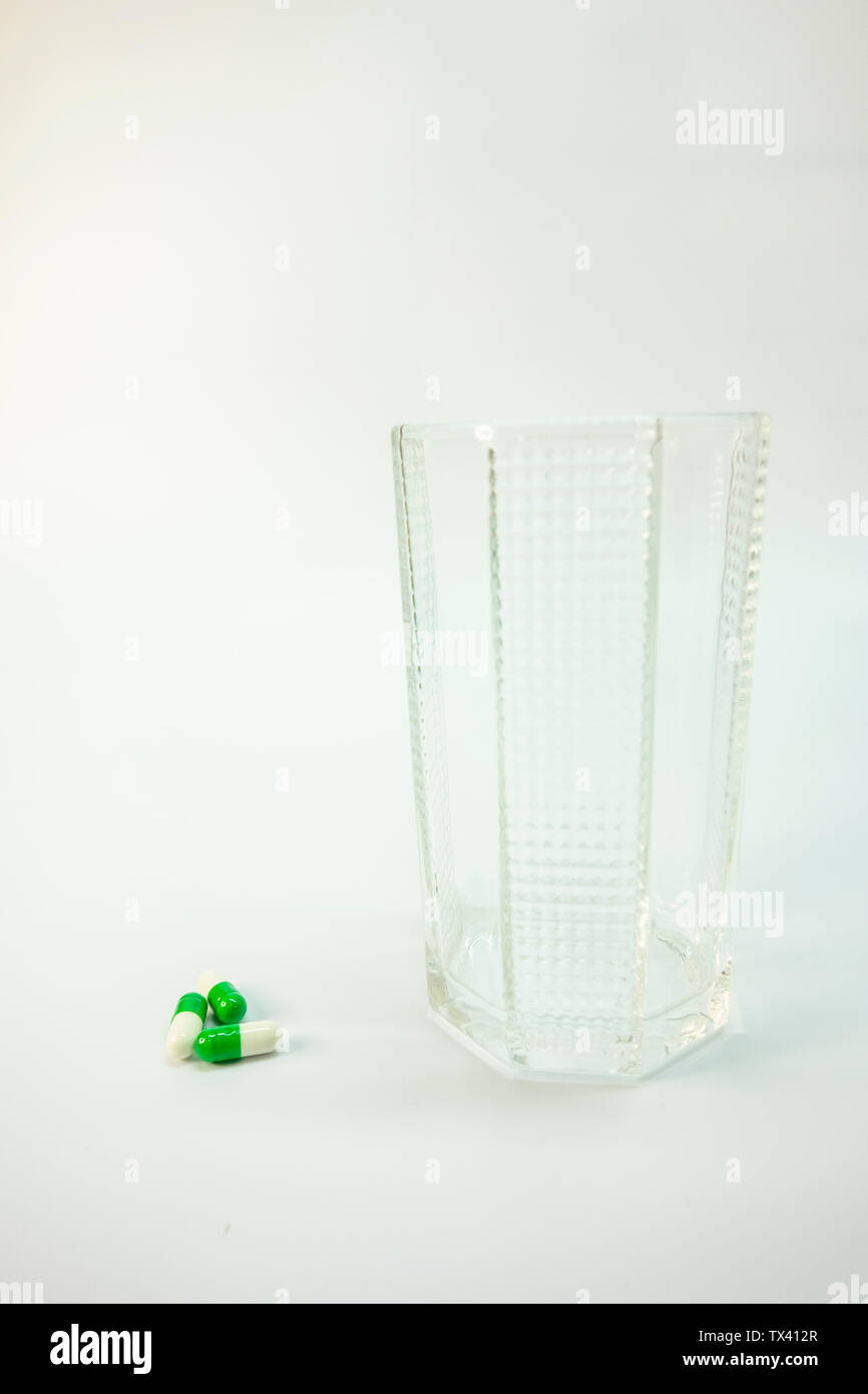 Il vetro. Si versa la medicina. Foto Stock