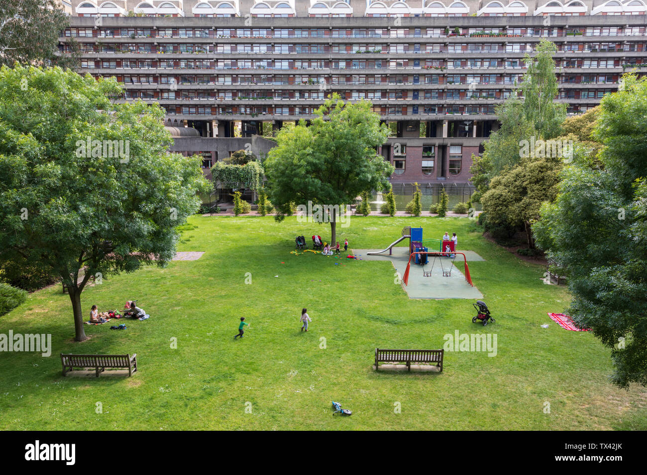 Una vista in elevazione su un privato giardino residenti presso il Barbican Estate a Londra, Inghilterra, Regno Unito. Foto Stock