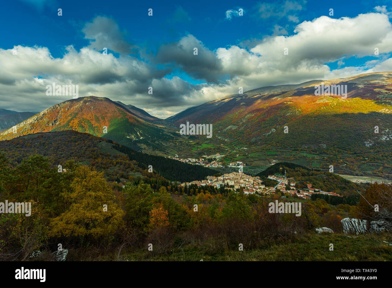 Civitella Alfedena da sopra e Passo Godi Foto Stock