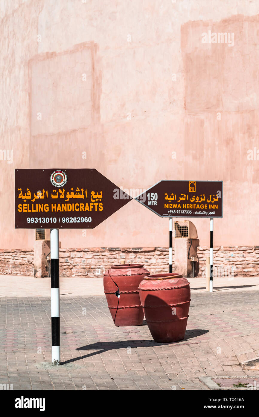 Sign posti nel centro della città, Nizwa, Oman Foto Stock