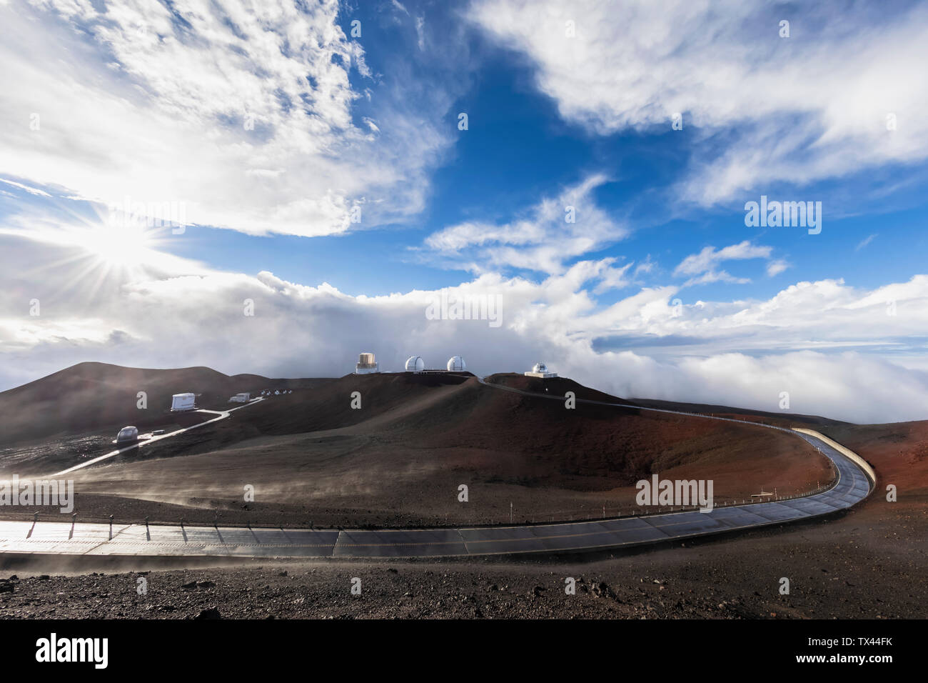Stati Uniti d'America, Hawaii, Mauna Kea vulcano, strada di accesso e telescopi a Mauna Kea di osservatori Foto Stock