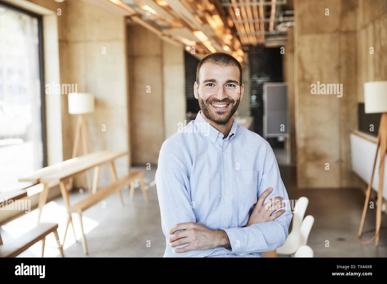 Ritratto di imprenditore sorridente in ufficio moderno Foto Stock