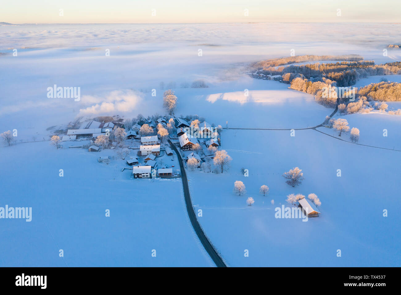 In Germania, in Baviera, Attenkam in inverno, vista aerea Foto Stock