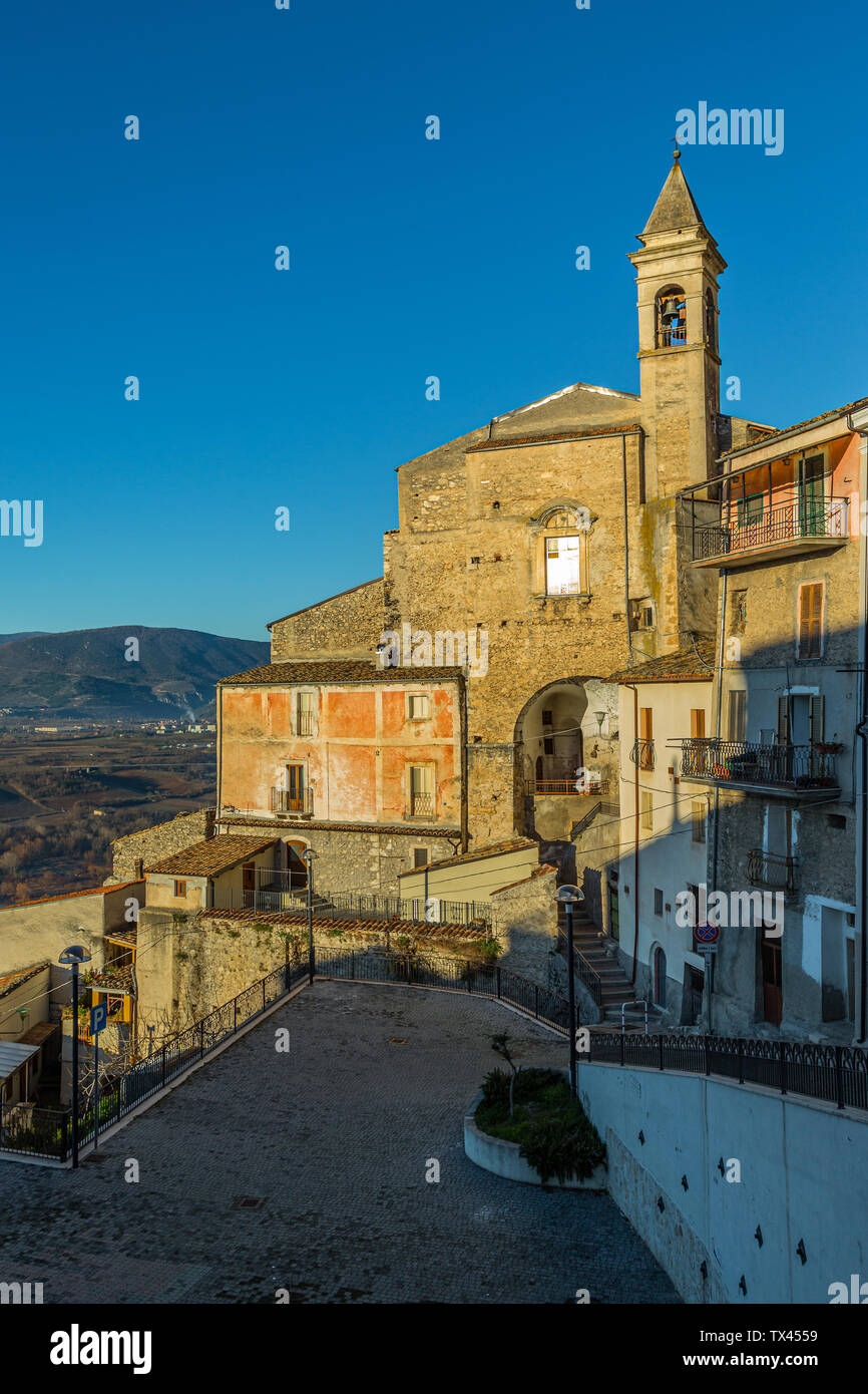 Il centro della città di roccacasale, piccolo villaggio e la sua chiesa Foto Stock