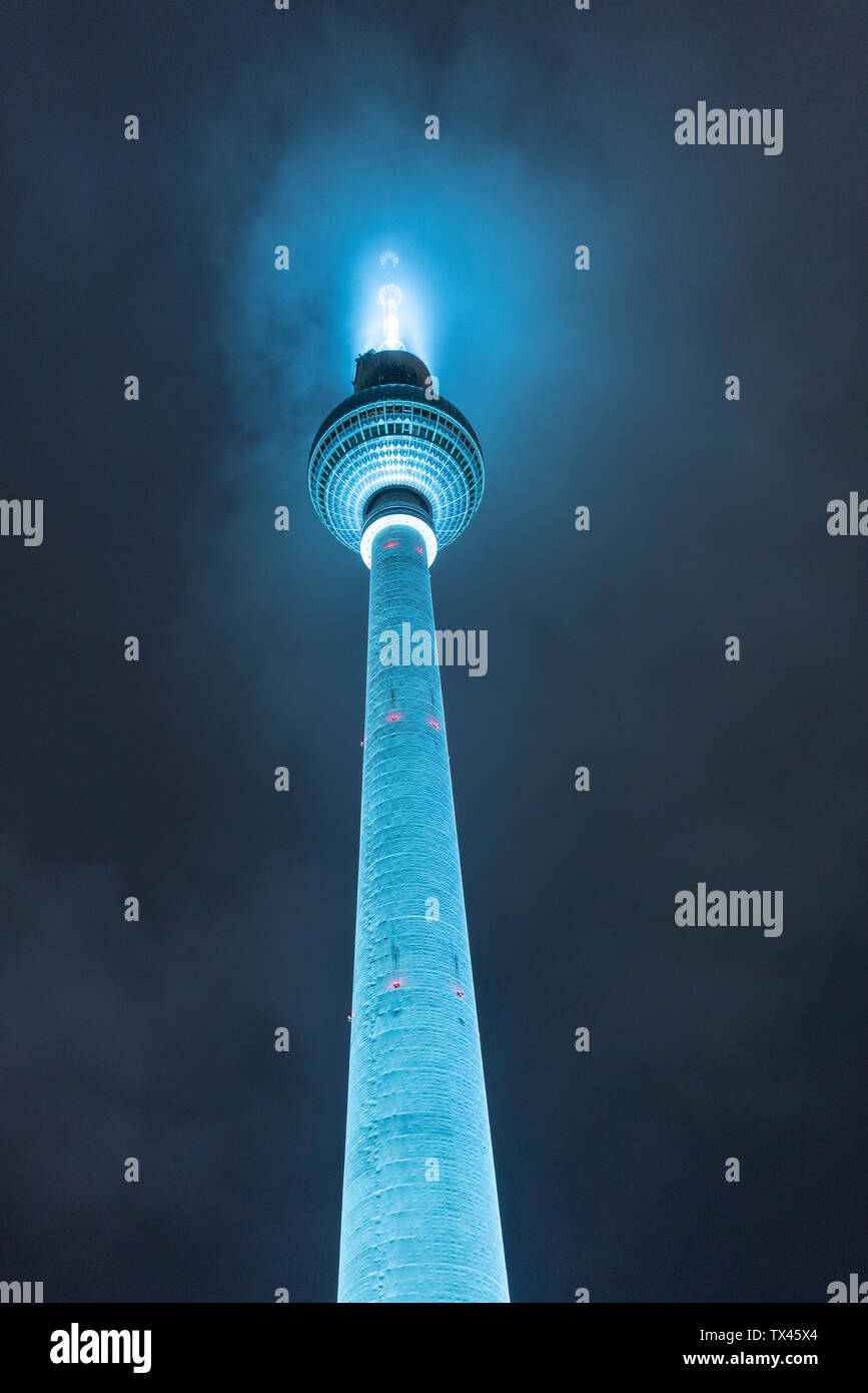 Germania Berlino, illuminata la torre della televisione di notte Foto Stock