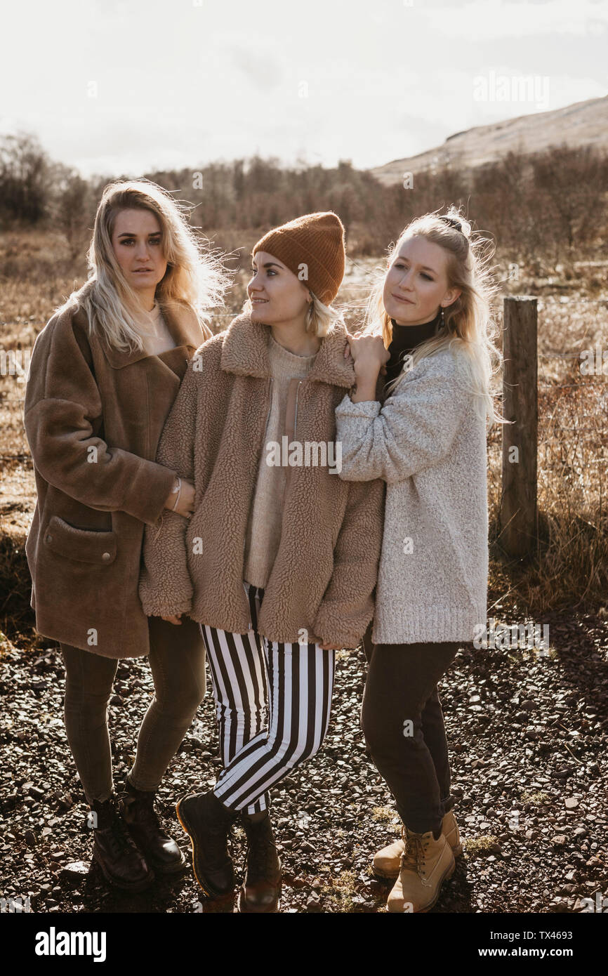 Regno Unito, Scozia, amici di sesso femminile in piedi nel paesaggio rurale Foto Stock