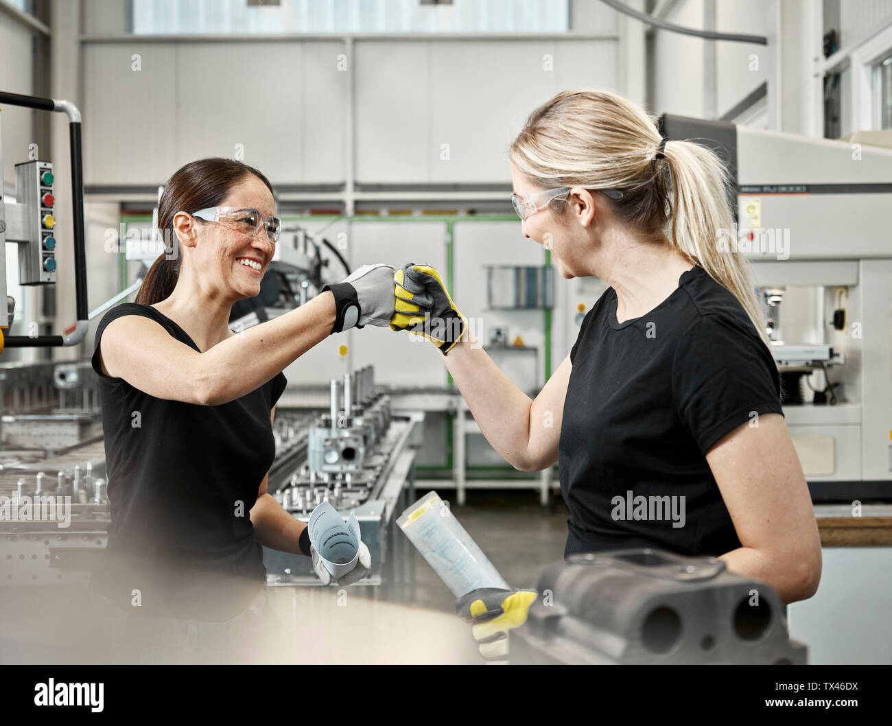 Due Donna al lavoro, fist bump Foto Stock