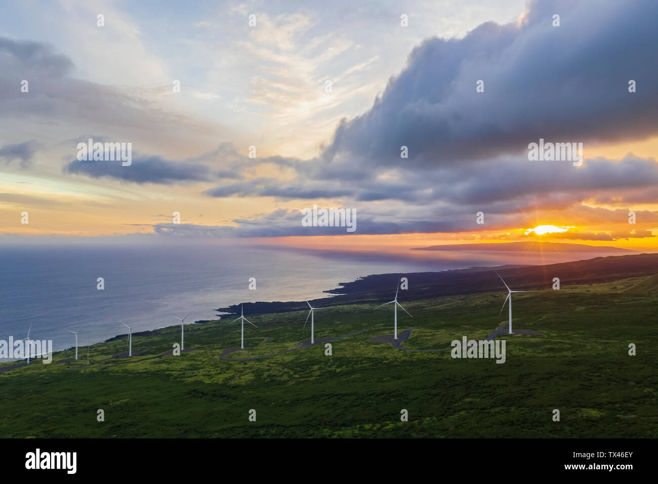 Stati Uniti d'America, Hawaii Maui, south coast, turbine eoliche al tramonto Foto Stock