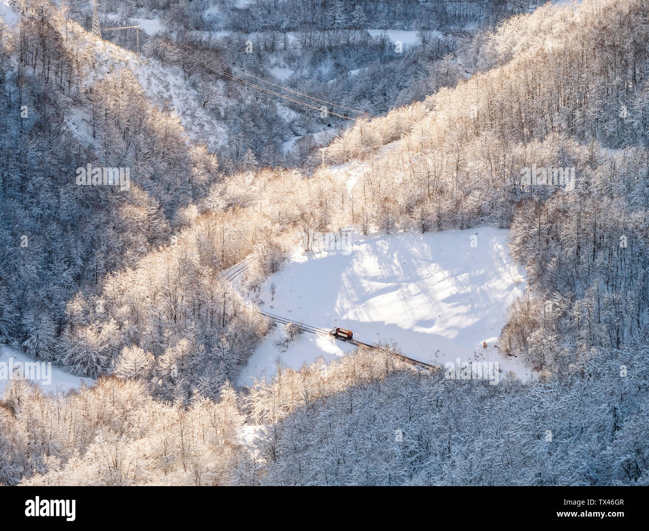 Spagna, Asturia, Picos de Europa, Mirador de Piedrashistas, Snow Plough carrello cancellazione di strada in inverno Foto Stock