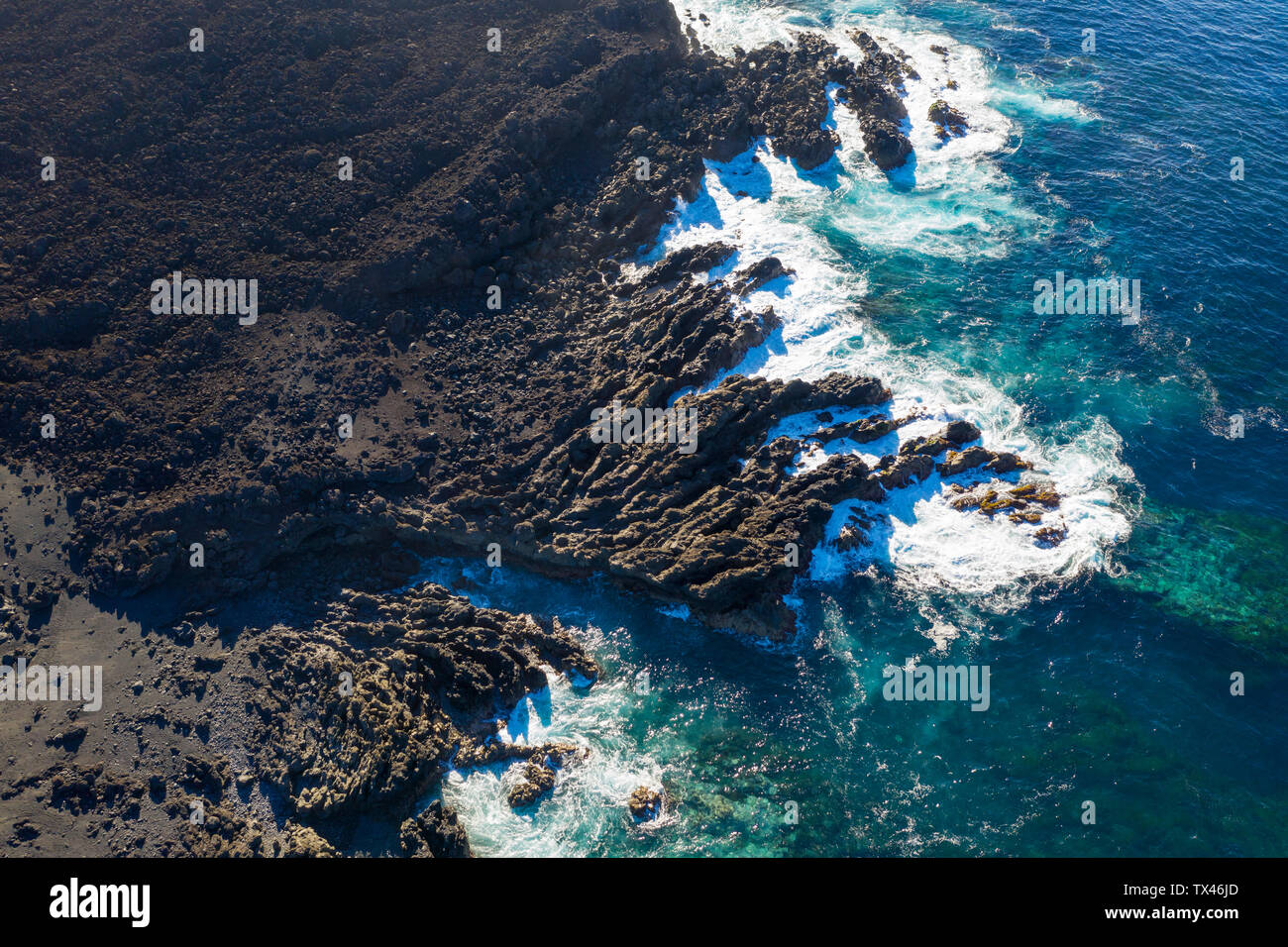 Spagna Isole Canarie Lanzarote, Tinajo, Los vulcani natura park, veduta aerea costa rocciosa Foto Stock
