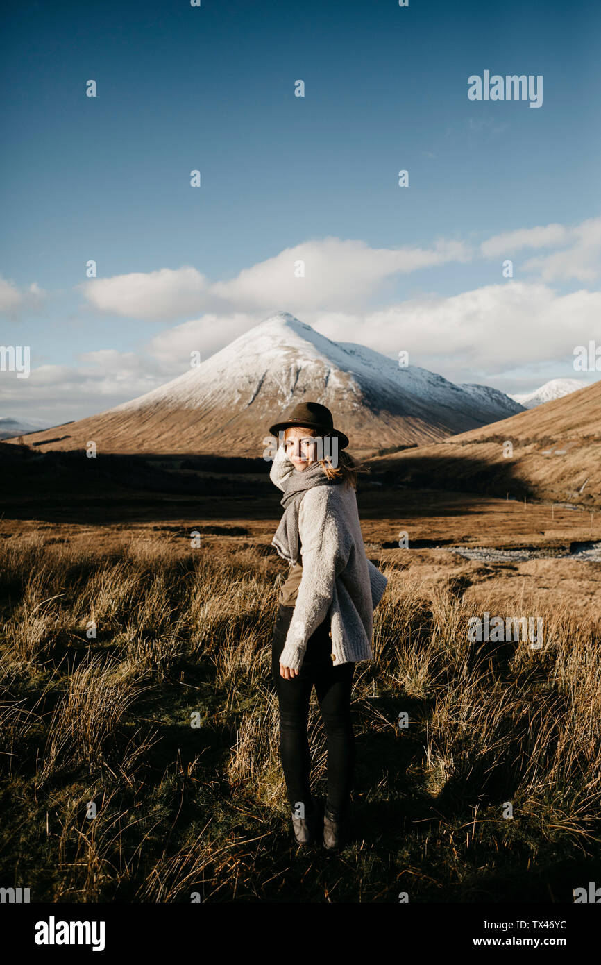 Regno Unito, Scozia, Loch Lomond e il Trossachs National Park, giovane donna che indossa un cappello nel paesaggio rurale Foto Stock