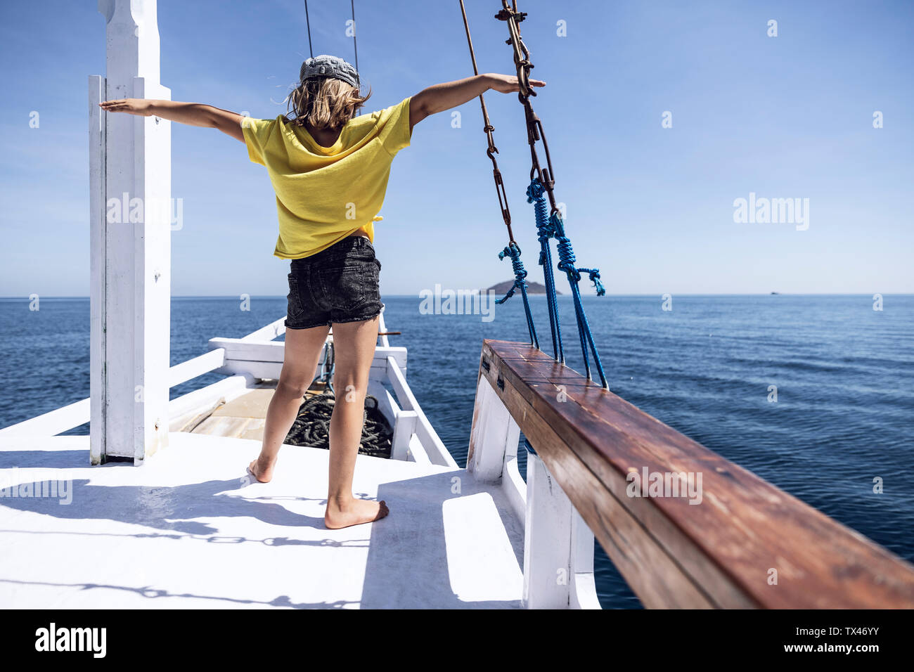 Indonesia, Parco Nazionale di Komodo, ragazza su una barca a vela Foto Stock