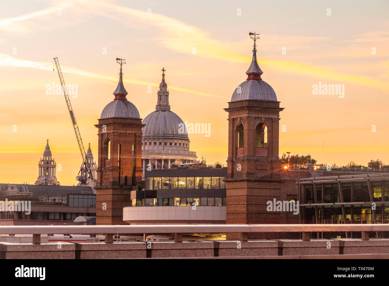 UK, Londra, la cupola della cattedrale di San Paolo vista dal Ponte di Londra Foto Stock