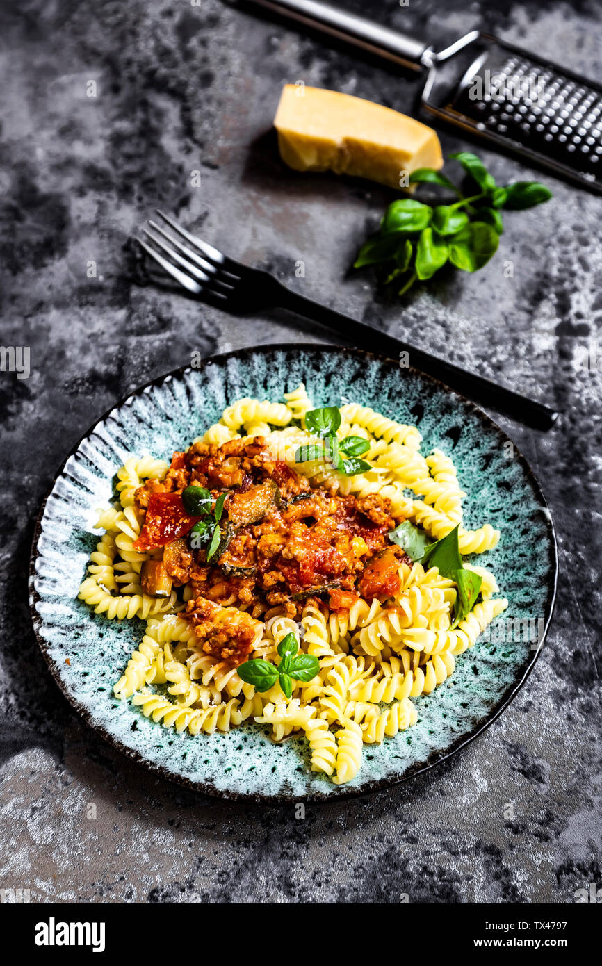 Spirelli con bolognese vegetariana, girasole tritare, zucchine, pomodori, parmigiano e basilico Foto Stock