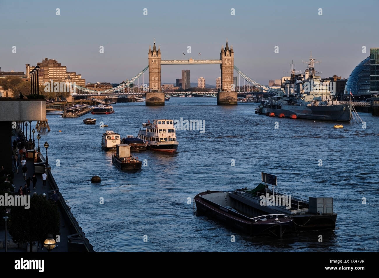 UK, Londra, il fiume Tamigi e il Tower Bridge Foto Stock