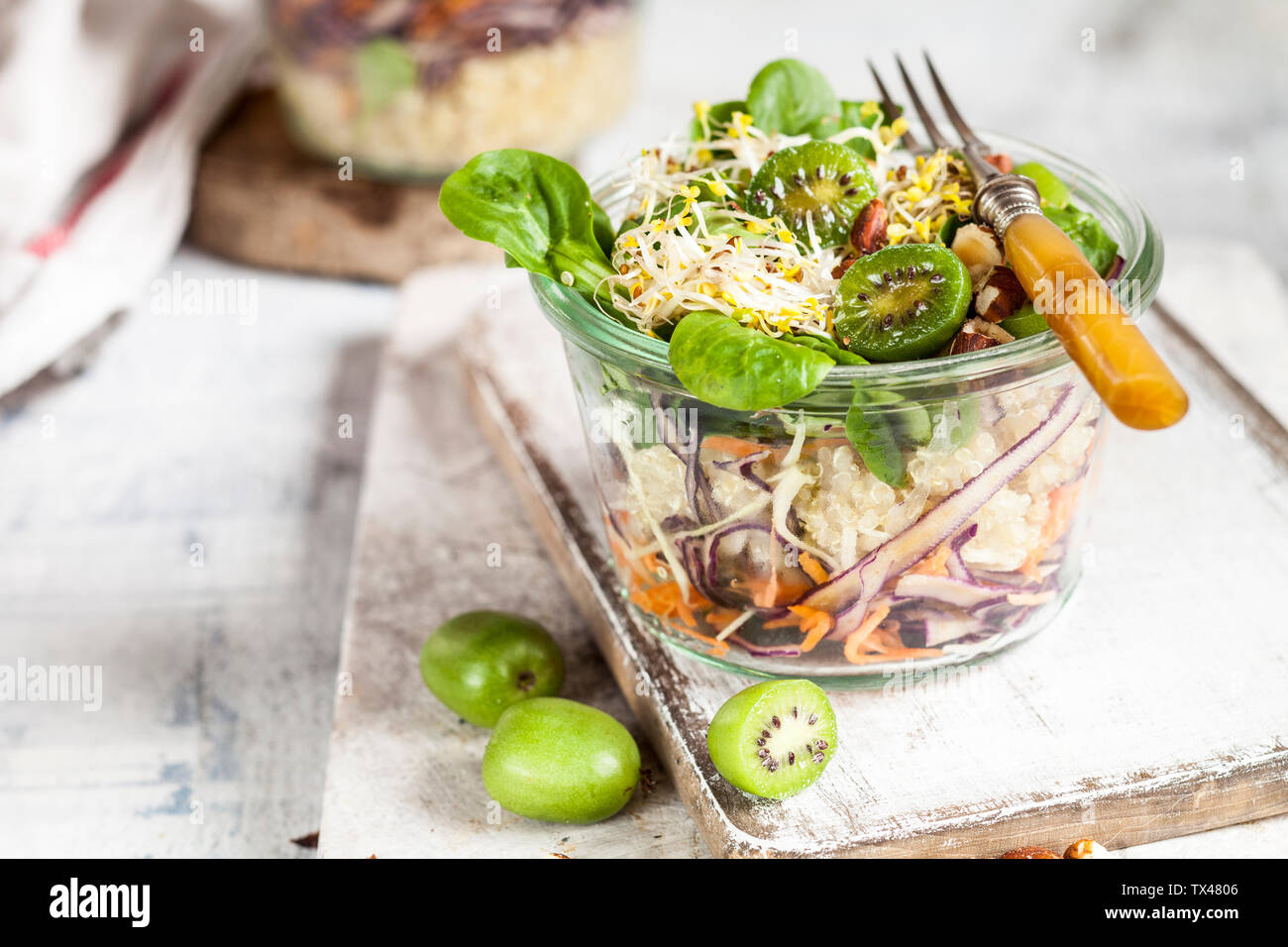 La quinoa con insalata di agnello, lattuga, cavolo, mini kiwi e nocciole Foto Stock