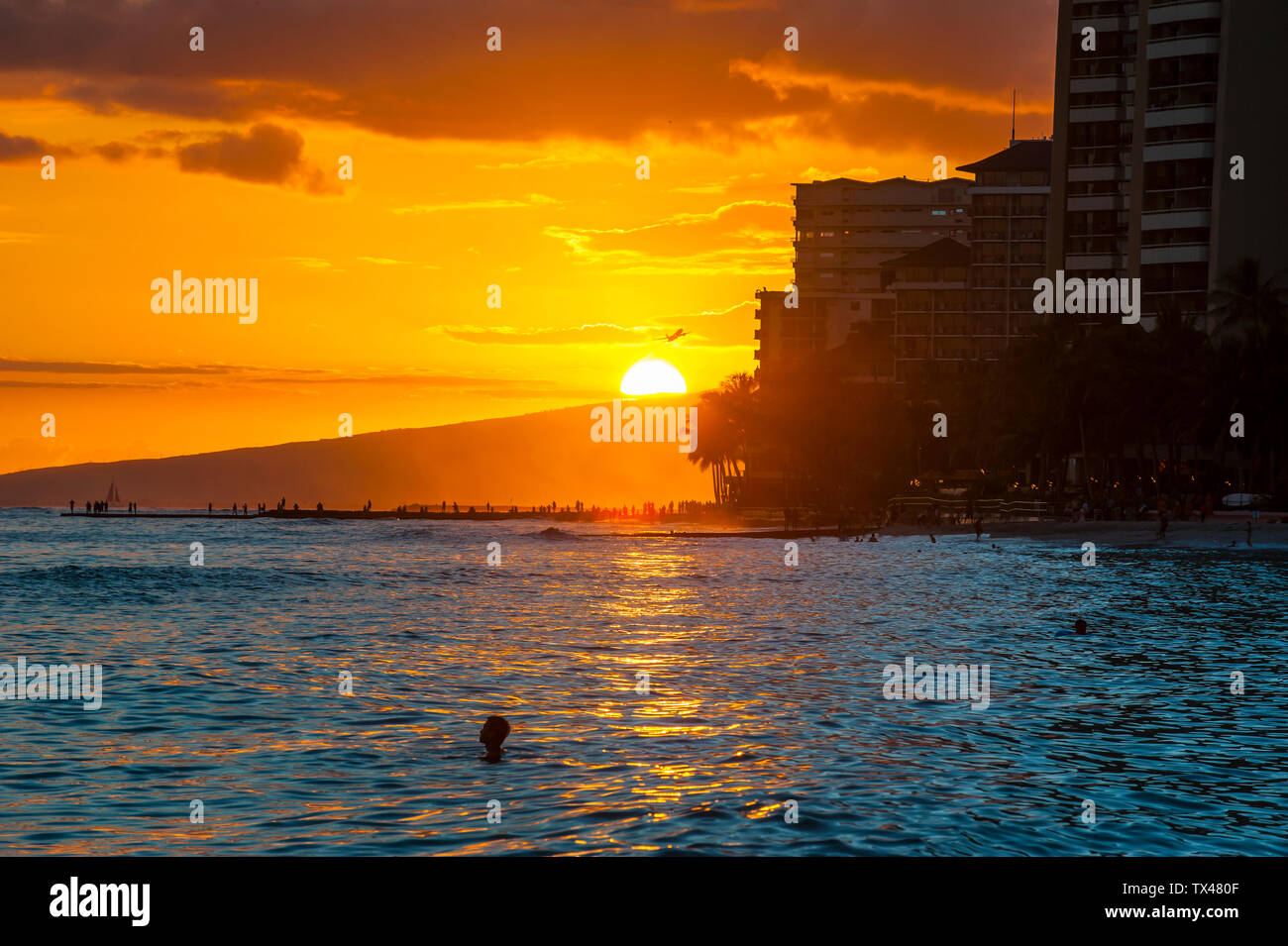 Hawaii, Oahu, Waikiki Beach, tramonto su edifici alti Foto Stock