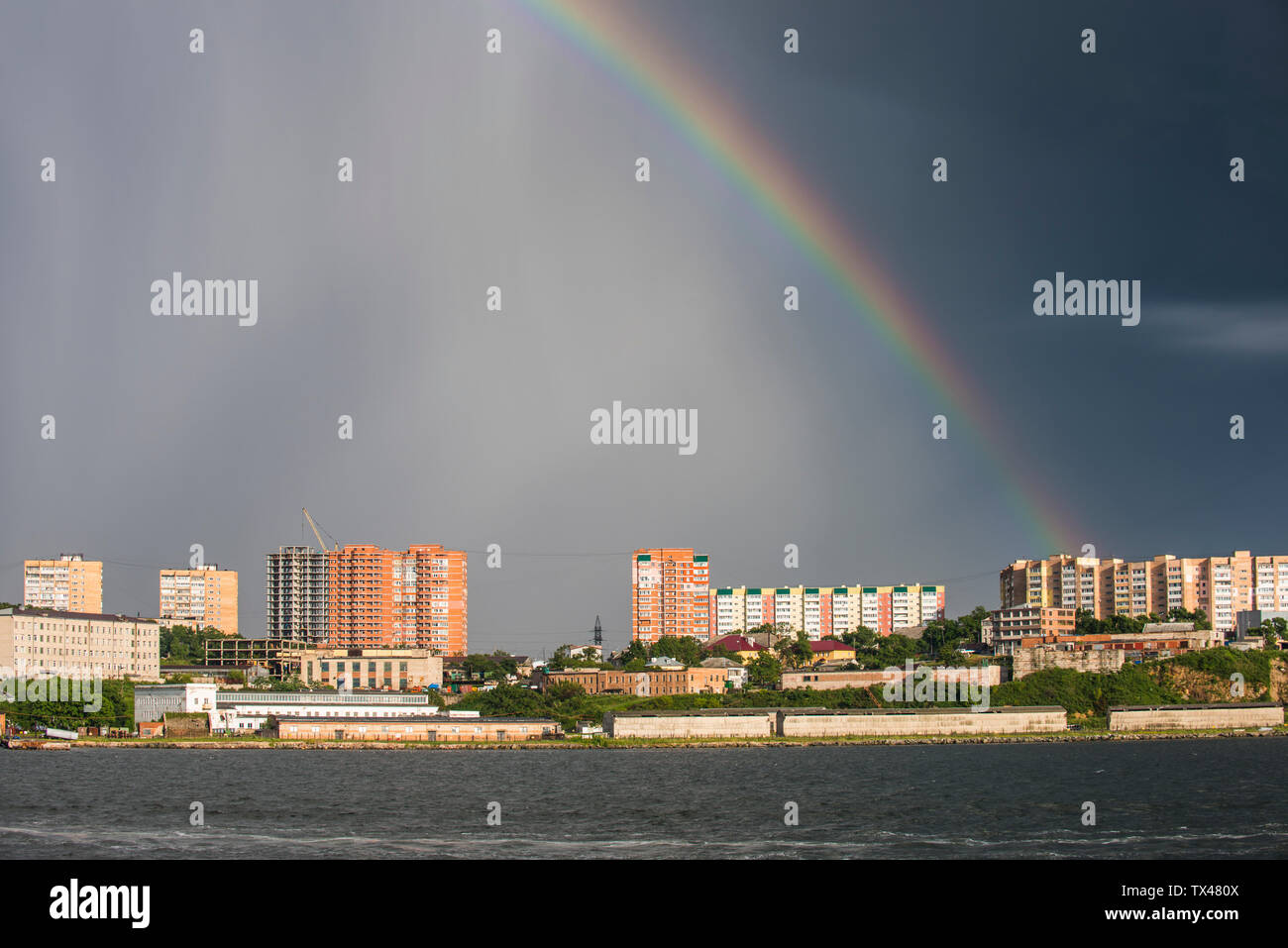 Rainbow nello skyline di Vladivostok, Russia Foto Stock