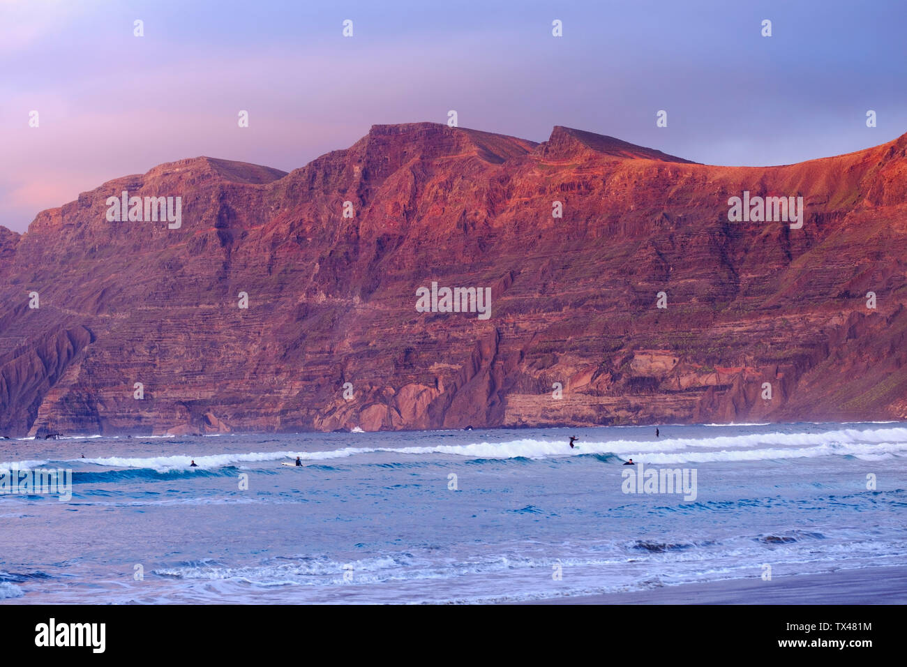 Spagna Isole Canarie Lanzarote, Caleta de Famara, Risco de Famara nella luce della sera Foto Stock