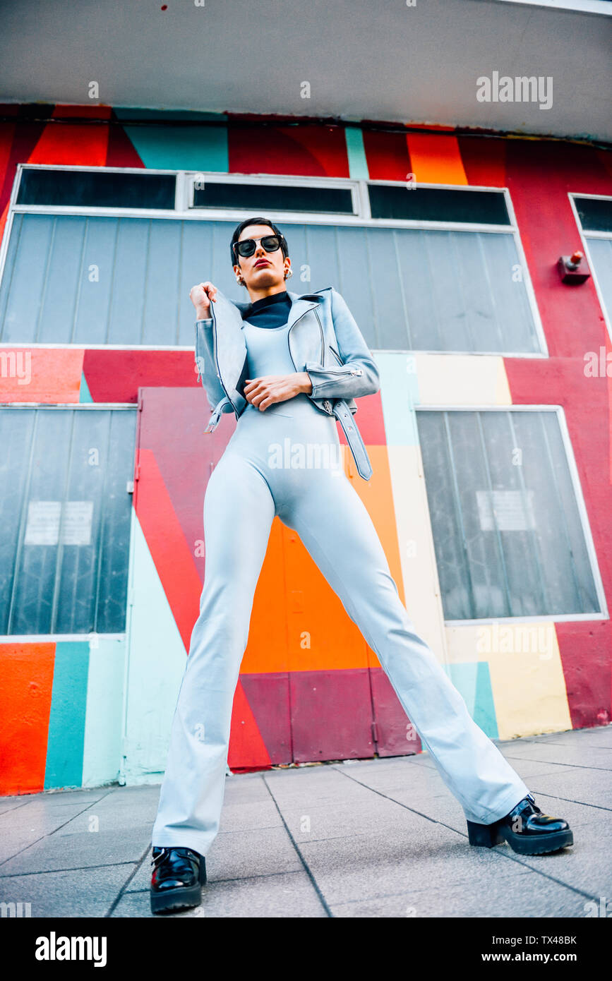 Moda giovane donna in posa con colorati di background urbano Foto Stock