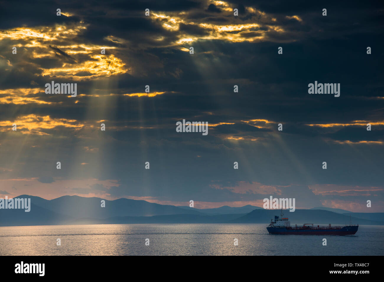 Rottura sole attraverso le nuvole sopra di Amur a Vladivostok, Russia Foto Stock