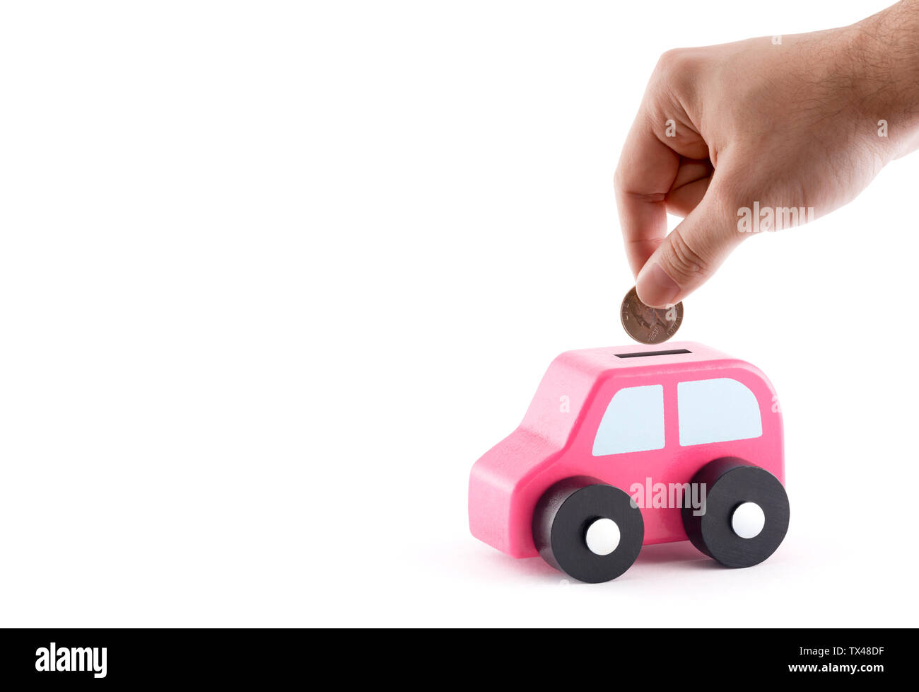 Mettere una moneta nell'auto coin bank su sfondo bianco Foto Stock