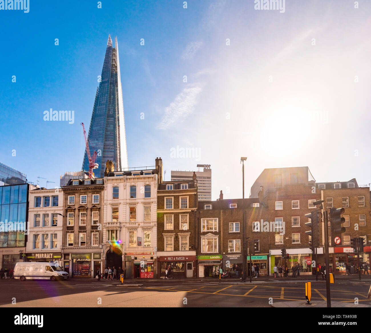Regno Unito, London Borough High Street con il Coccio in background Foto Stock