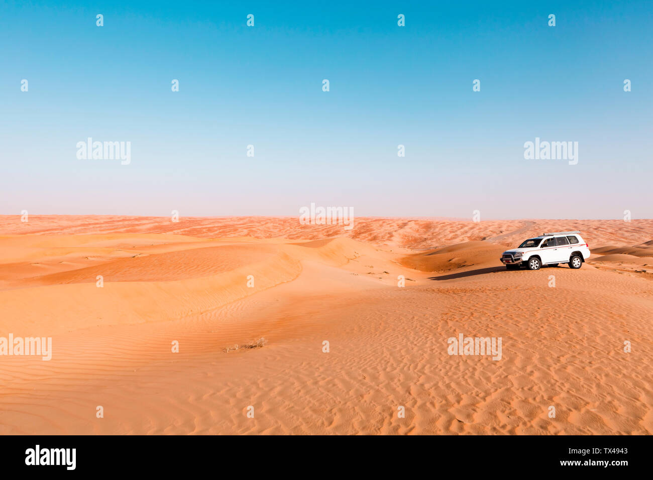 Il sultanato di Oman, Wahiba Sands, traversata delle dune in un SUV Foto Stock