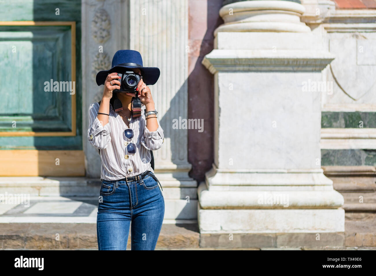 L'Italia, Firenze, giovane turista tenendo fotografia con la fotocamera Foto Stock