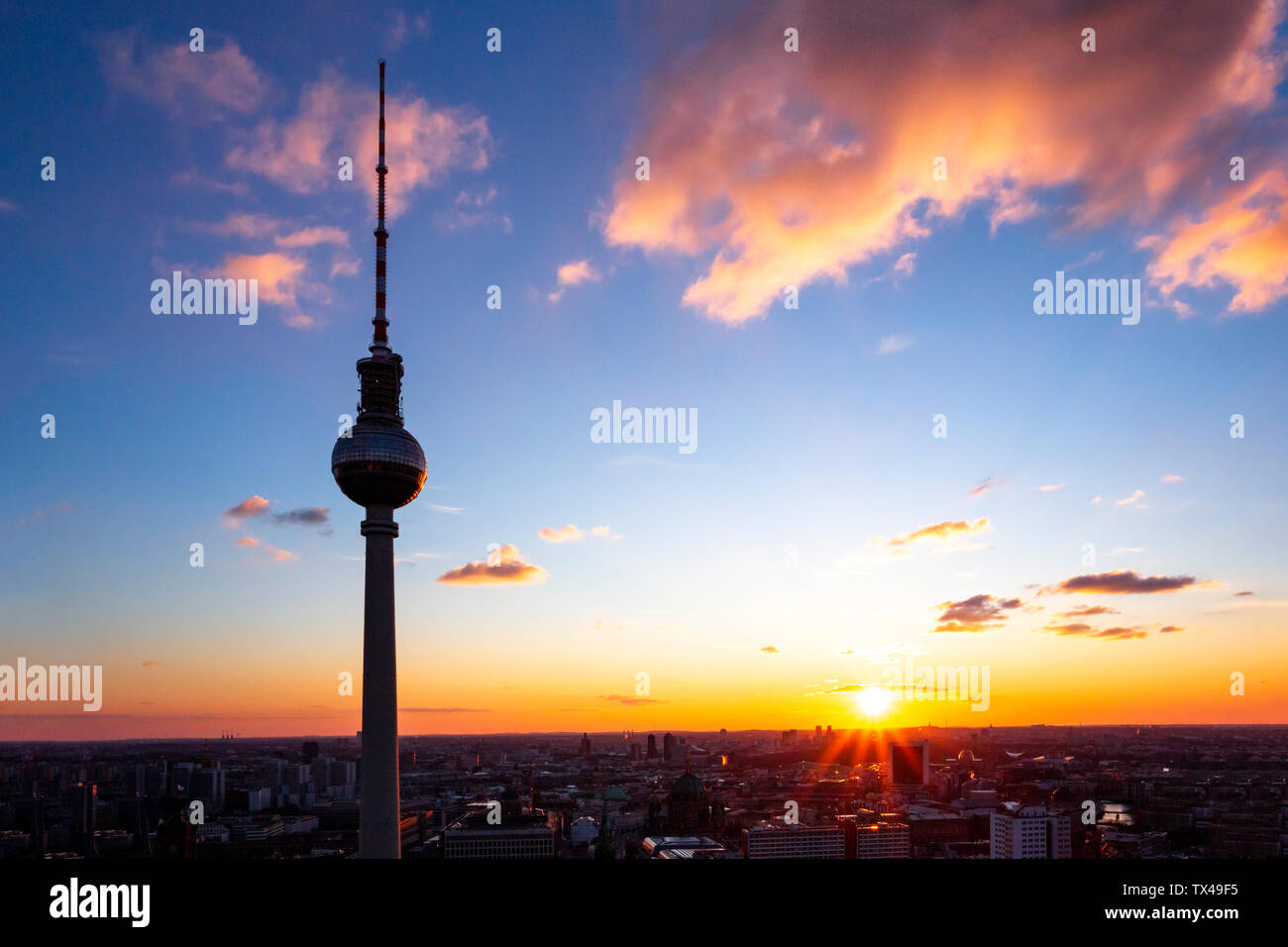 Germania Berlino, silhouette della torre della televisione al tramonto Foto Stock