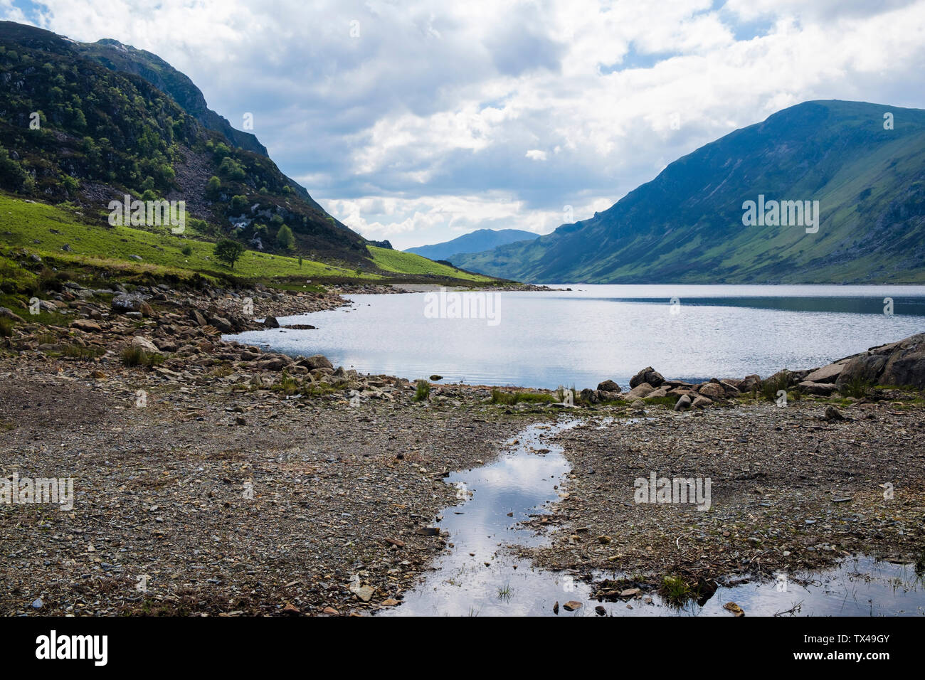 Guardando verso sud dalla diga di Llyn Cowlyd serbatoio sotto Creigiau Gleision montagna nel Parco Nazionale di Snowdonia, Capel Curig, Conwy, Galles del Nord, Regno Unito Foto Stock