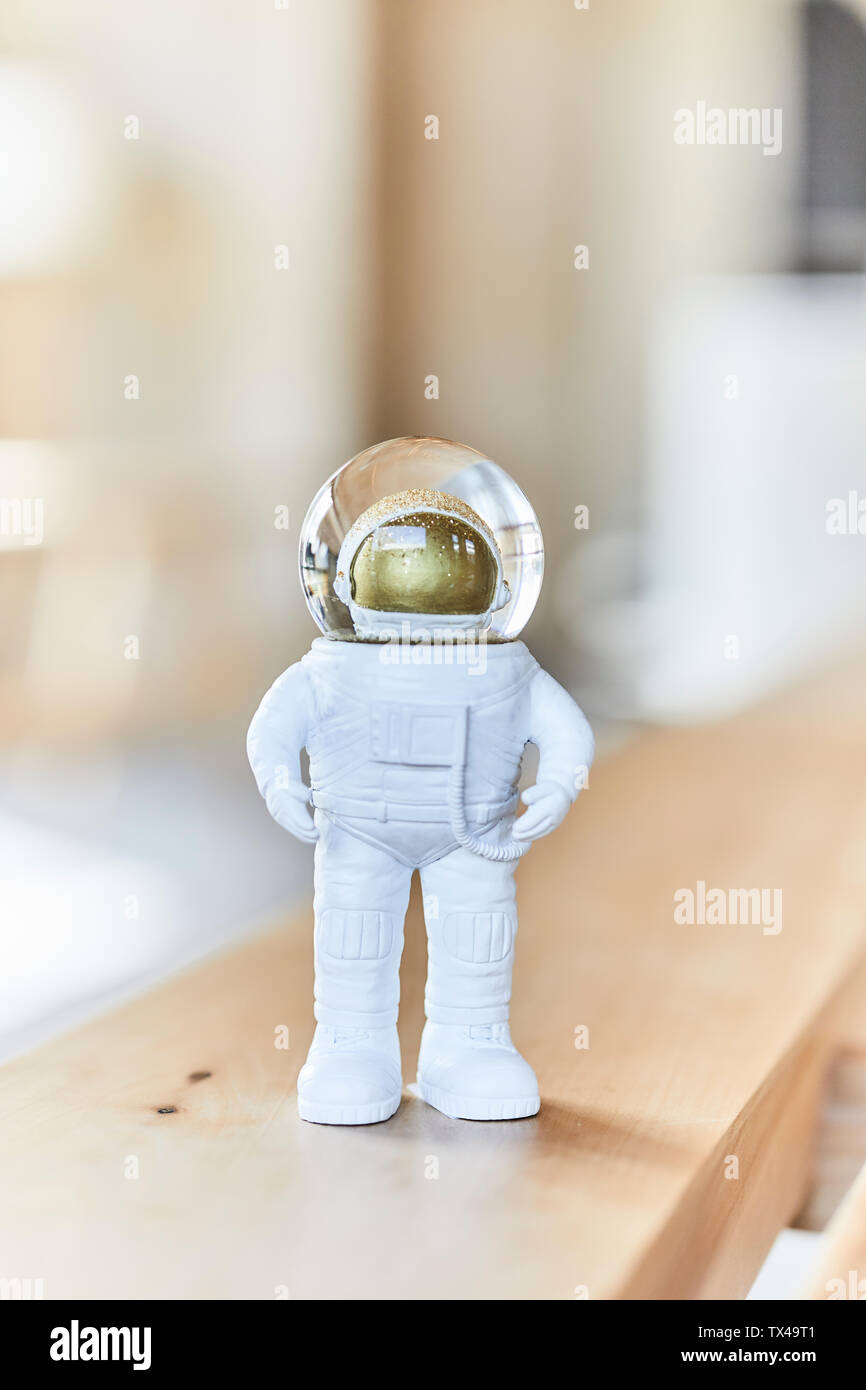 Astronauta in miniatura statuetta sulla panca in legno Foto Stock
