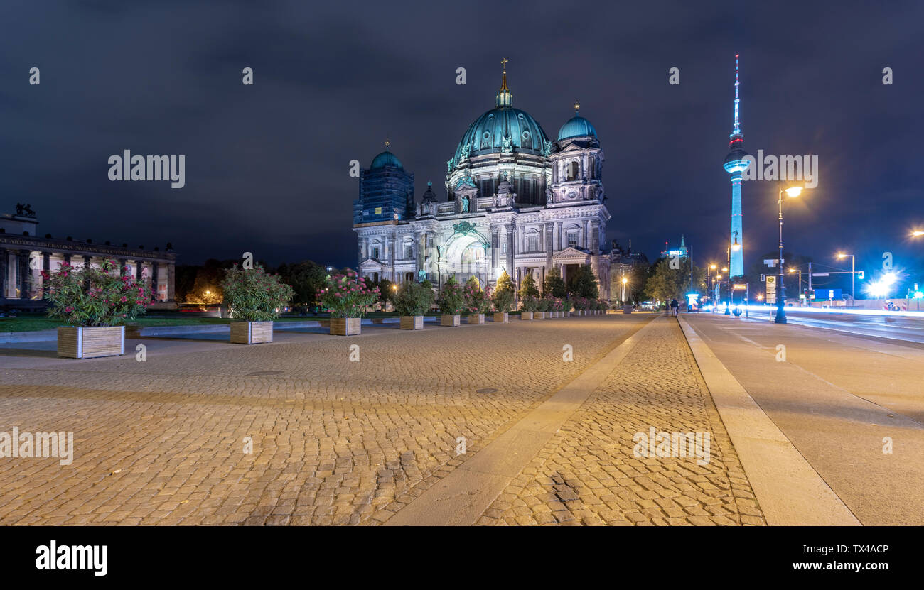 Germania, Berlino, vista illuminata la Cattedrale di Berlino e la torre della televisione Foto Stock