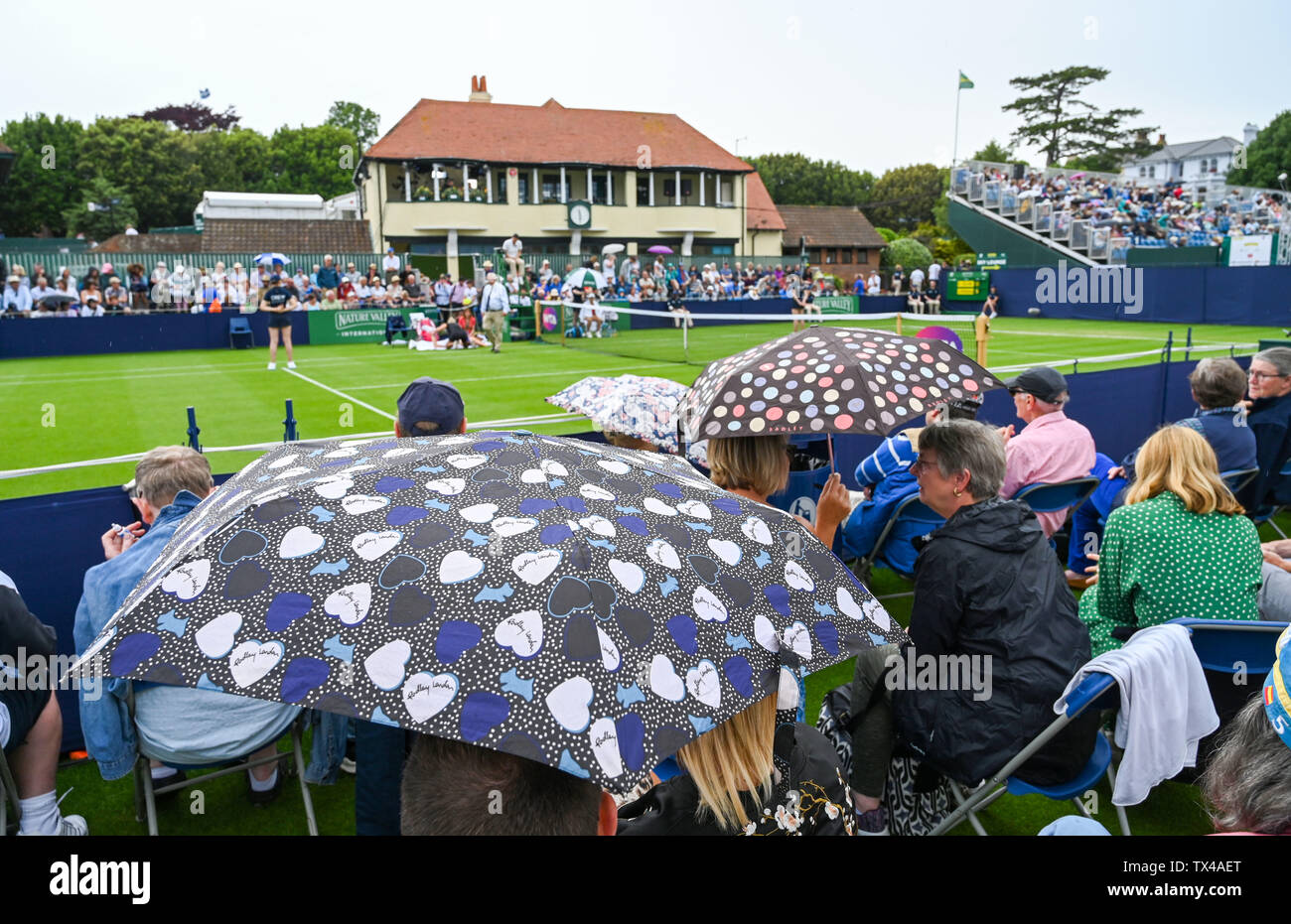 Eastbourne Regno Unito 24 Giugno 2019 - Gli ombrelli venuto fuori come pioggia interrompe la riproduzione durante la natura Valle torneo internazionale di tennis in Devonshire Park in Eastbourne . La previsione è per una ondata di caldo lungo con tuoni di arrivare in Gran Bretagna dall'Europa continentale con temperature che dovrebbero raggiungere il 30s in alcune parti del sud est. Credito : Simon Dack /TPI / Alamy Live News Foto Stock