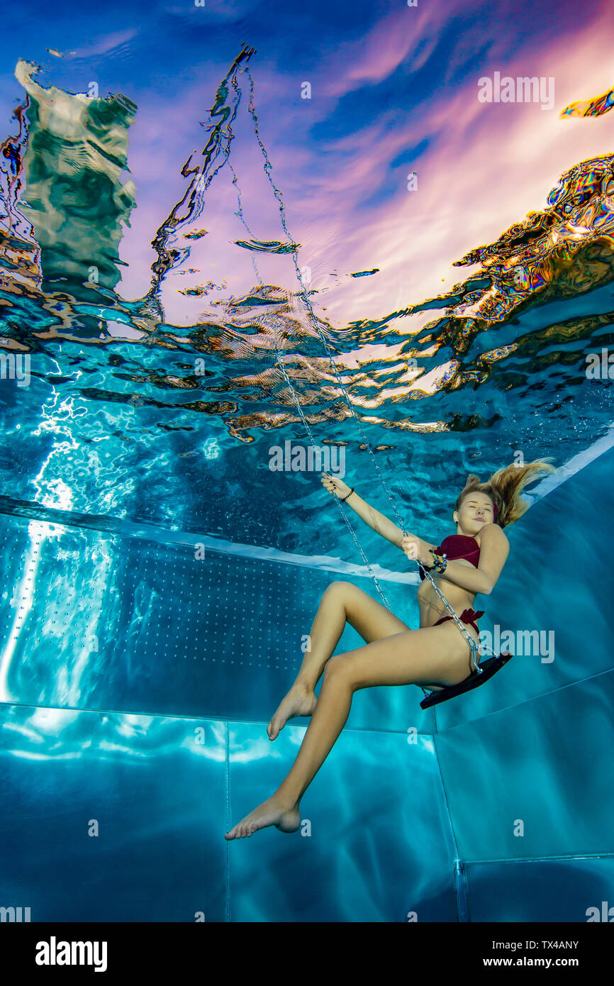 L'adolescente di sesso femminile su altalena, subacquea Foto Stock