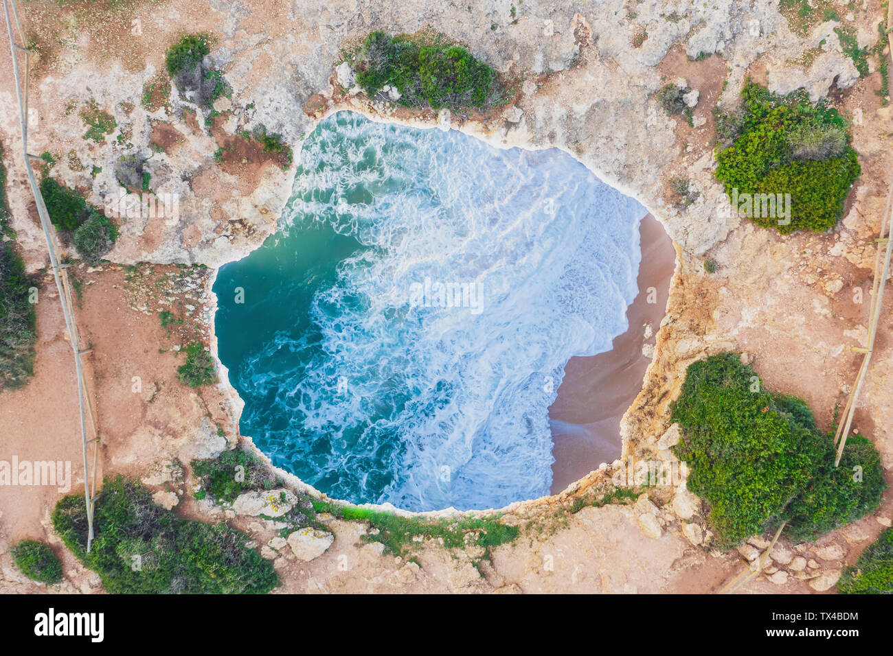 Il Portogallo, Algarve, Lagoa, veduta aerea della grotta a Benagil Foto Stock