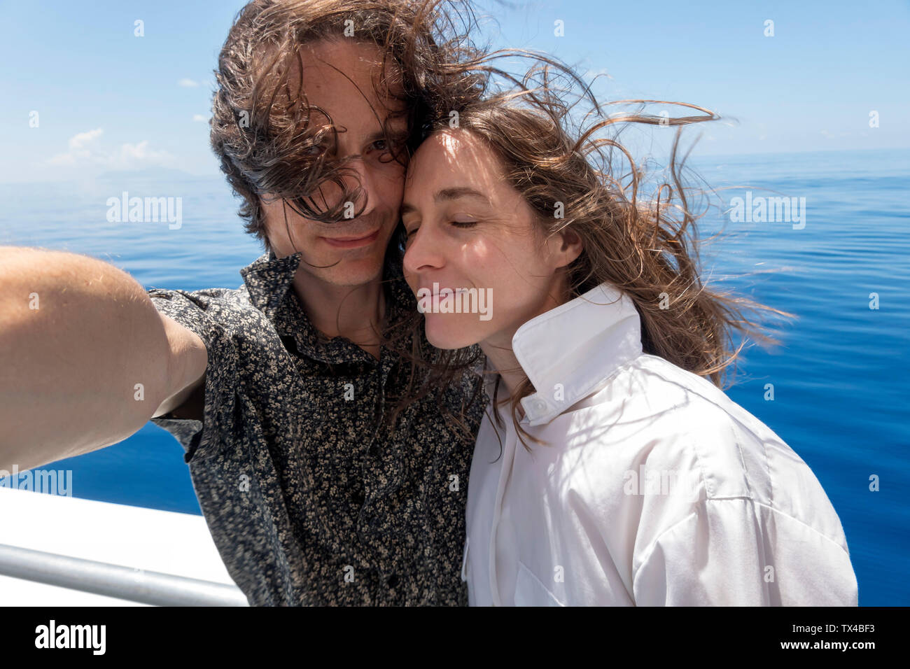 Seychelles, Oceano Indiano, coppia matura tenendo selfie su traghetto Foto Stock