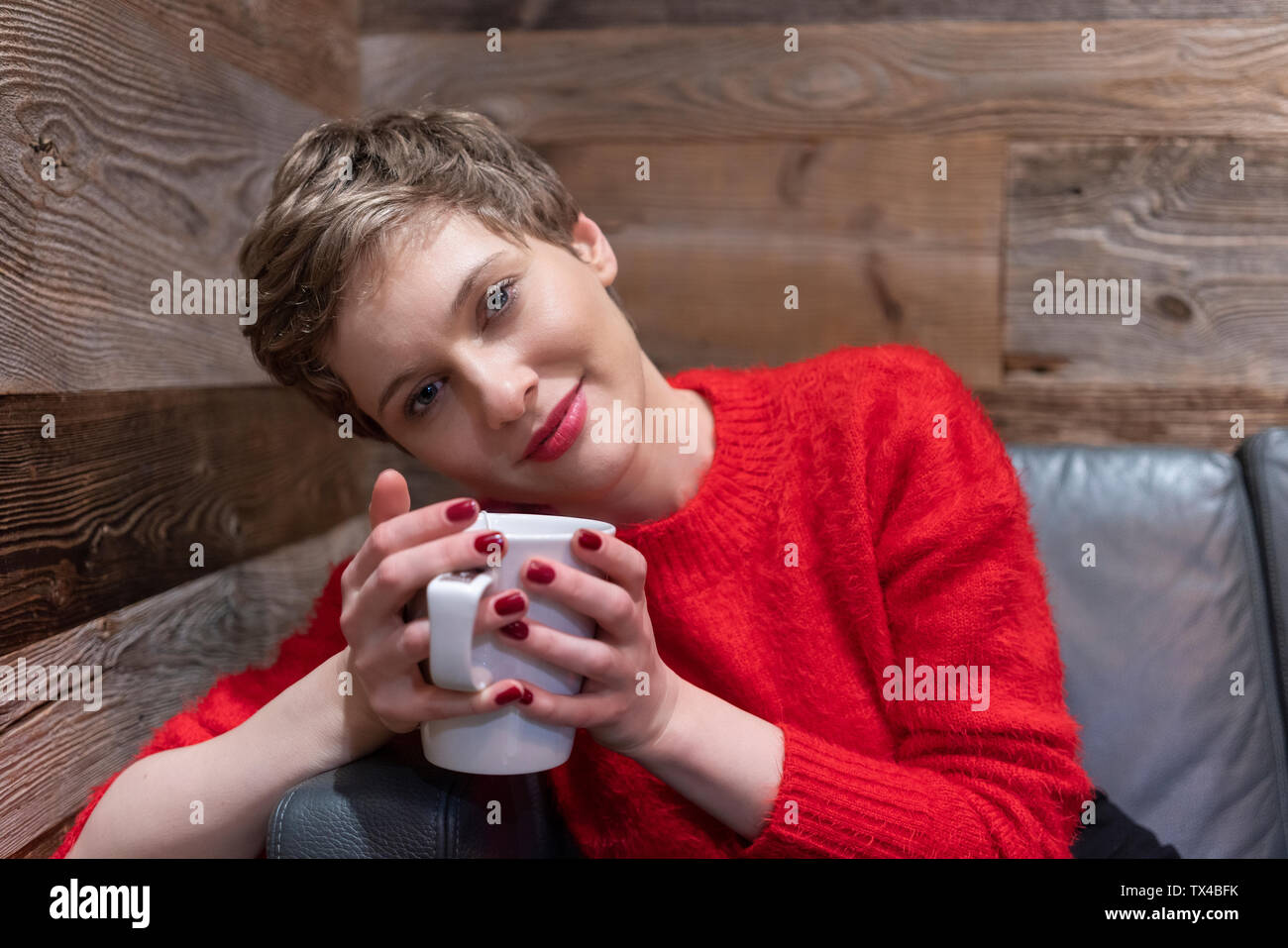 Ritratto di donna con la tazza di tè Foto Stock