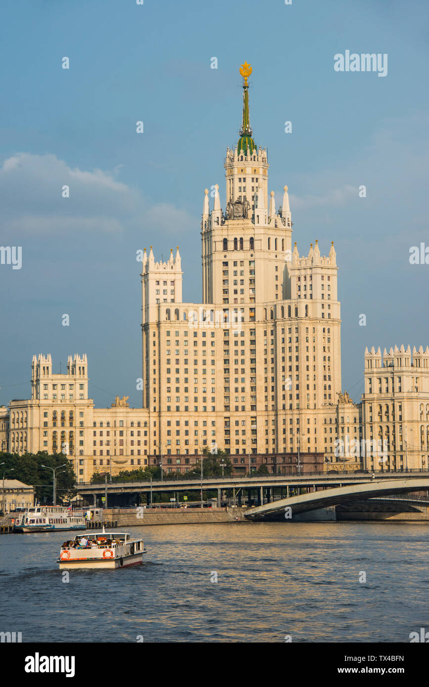 Russia, Mosca, crociera fluviale lungo il Moskva prima di uno dei Sette sorelle Foto Stock