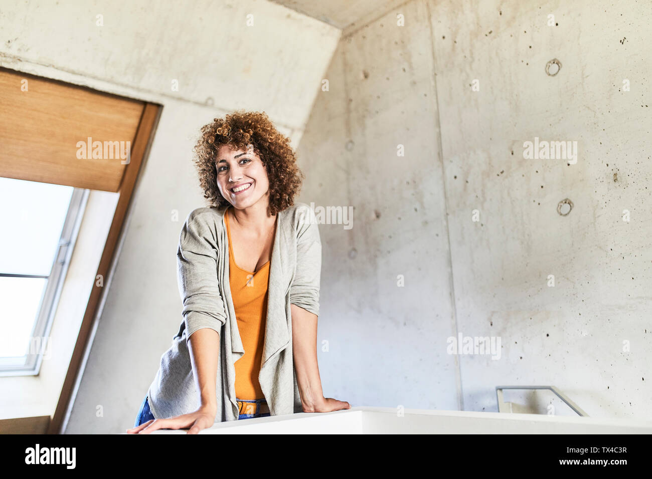 Ritratto di donna sorridente sul piano superiore Foto Stock