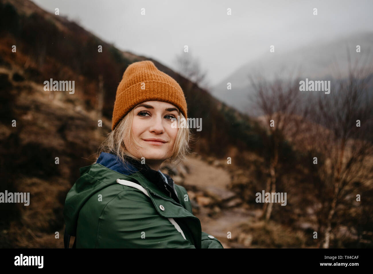 Regno Unito, Scozia, Highland, Ritratto di giovane donna nel paesaggio rurale Foto Stock