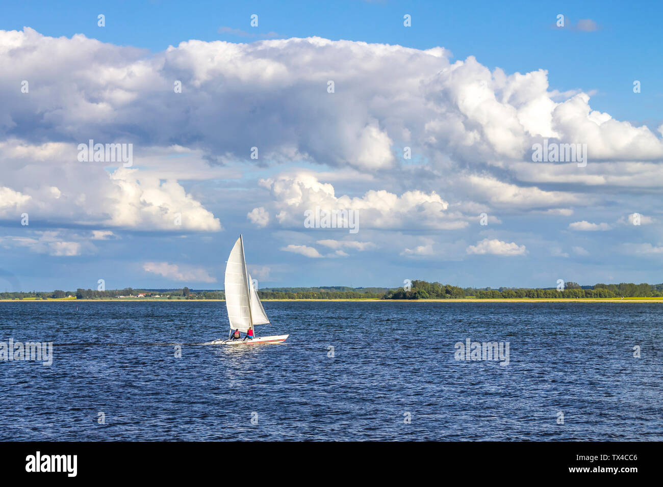 Germania, Meclemburgo Lake District, Waren, barca a vela sul lago Foto Stock