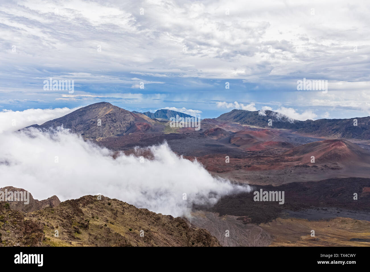 Stati Uniti d'America, Hawaii Maui, Haleakala, paesaggio vulcanico di nuvole, vista nel cratere Haleakala Foto Stock